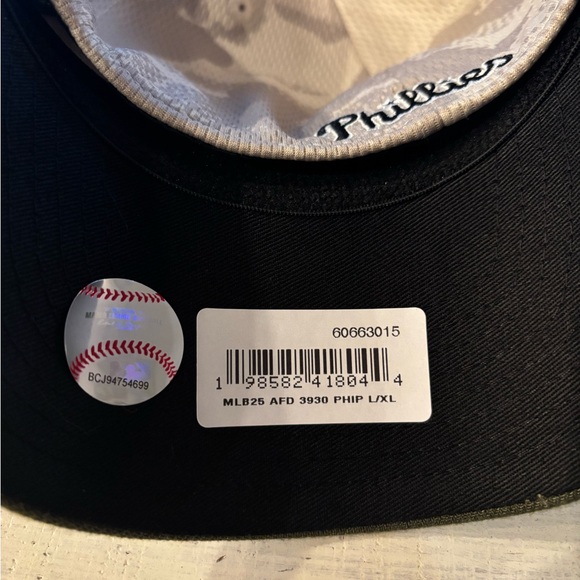 New Era 39THIRTY Camo Philadelphia Phillies Cap with Flag Patch - Picture 4 of 5